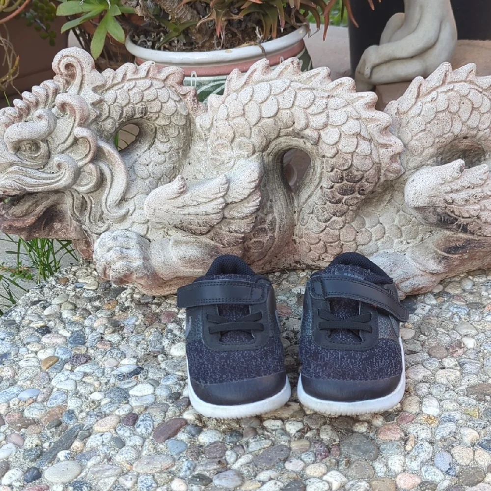 Nike Kids Black Hook-and-Loop Velcro Sneakers
